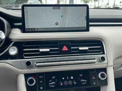 Used 2025 Genesis G70 2.5T image 18