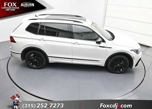 Used 2022 Volkswagen Tiguan SE R-Line image 32