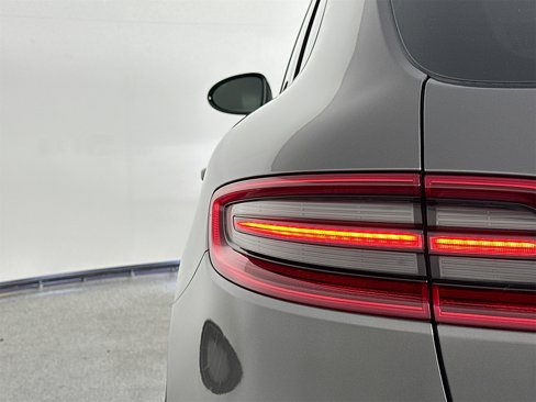Certified 2018 Porsche Macan Turbo image 16