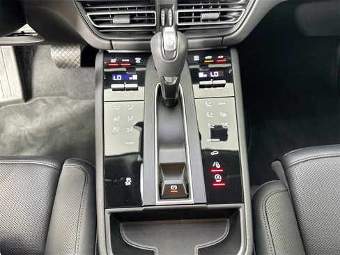 Certified 2024 Porsche Macan image 24