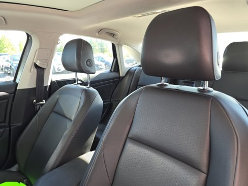 Used 2019 Volkswagen Jetta SE w/ Cold Weather Package image 14