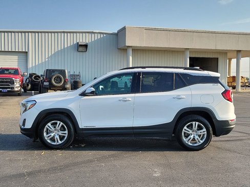Used 2020 GMC Terrain SLE w/ Driver Convenience Package image 3