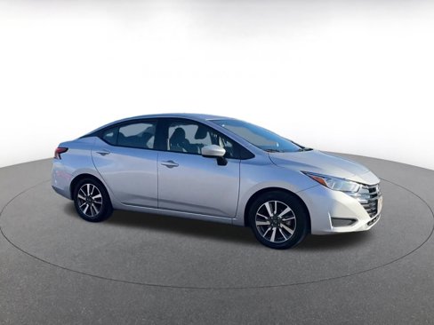 Used 2023 Nissan Versa SV image 2