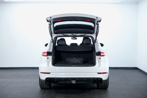 Used 2020 Porsche Cayenne Turbo S image 9