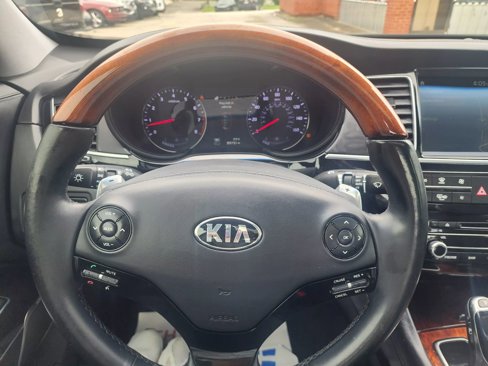 Used 2016 Kia K900 Luxury image 12