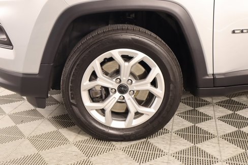 Used 2025 Jeep Compass Latitude image 16