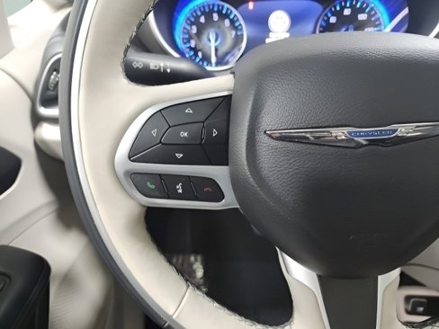 Used 2018 Chrysler Pacifica Limited image 30
