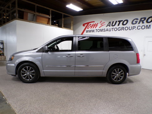 Used 2015 Chrysler Town & Country S image 2