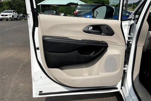 Used 2023 Chrysler Pacifica Touring-L image 18