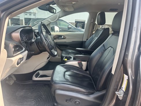 Used 2019 Chrysler Pacifica Touring-L image 17