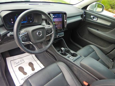 Used 2024 Volvo XC40 B5 Core image 13
