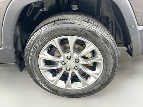 Used 2020 Jeep Cherokee Latitude Plus image 31