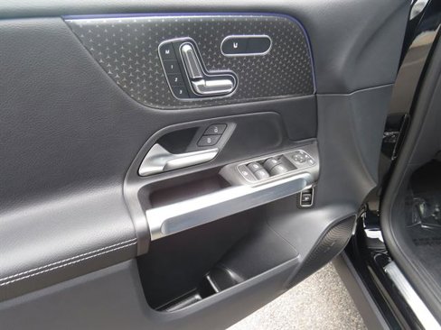 Used 2024 Mercedes-Benz GLB 250 4MATIC image 9