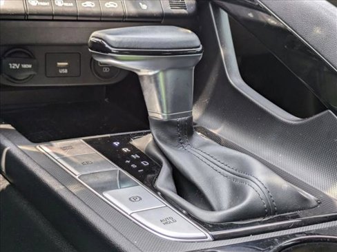Used 2022 Hyundai Elantra Limited image 13