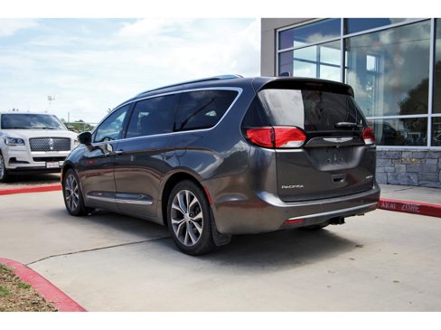 Used 2017 Chrysler Pacifica Limited image 4