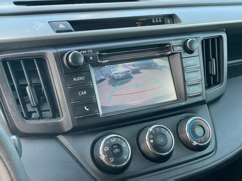 Used 2018 Toyota RAV4 LE image 19