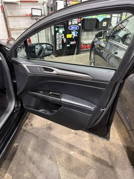 Used 2017 Ford Fusion SE w/ Fusion SE Technology Package image 14