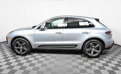Certified 2025 Porsche Macan image 2
