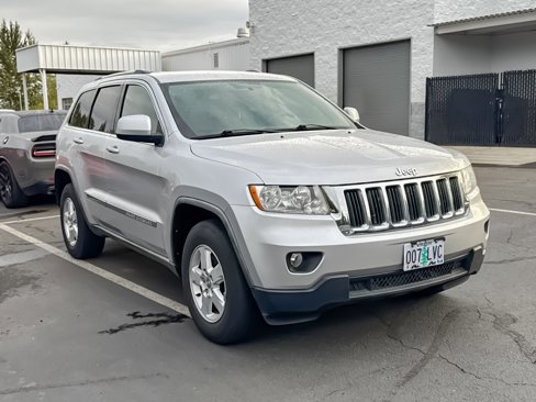 Used 2011 Jeep Grand Cherokee Laredo image 2