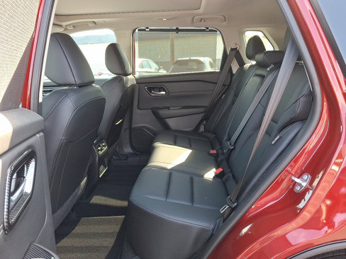 Used 2024 Nissan Rogue SV w/ SV Premium Package image 10