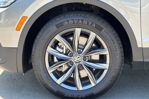 Used 2024 Volkswagen Tiguan SE image 33