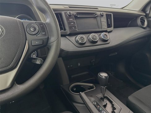 Used 2018 Toyota RAV4 LE image 33