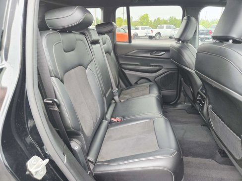 Used 2024 Jeep Grand Cherokee Altitude image 16