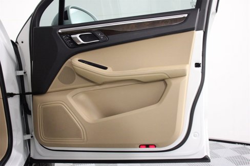 Certified 2024 Porsche Macan image 23