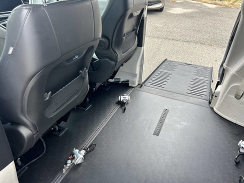 Used 2022 Chrysler Pacifica Touring-L image 19