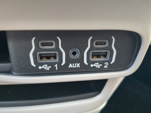 Used 2022 Chrysler Voyager LX image 19