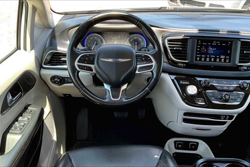 Used 2020 Chrysler Pacifica Touring-L image 5