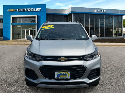 Used 2022 Chevrolet Trax LT w/ LT Convenience Package image 2