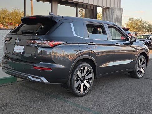 New 2025 Mitsubishi Outlander SE image 4