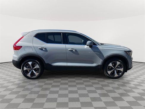 Used 2025 Volvo XC40 B5 Core w/ Climate Package image 3