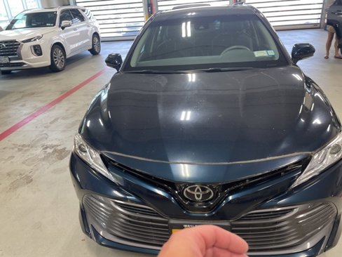 Used 2018 Toyota Camry XLE image 3