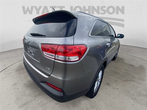 Used 2017 Kia Sorento LX image 9