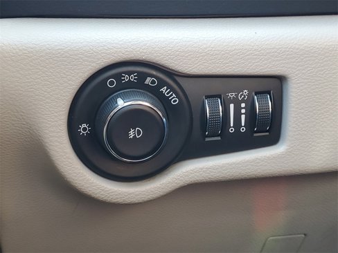 Used 2017 Chrysler Pacifica Touring-L image 16