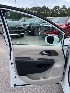 Used 2019 Chrysler Pacifica Touring-L image 10