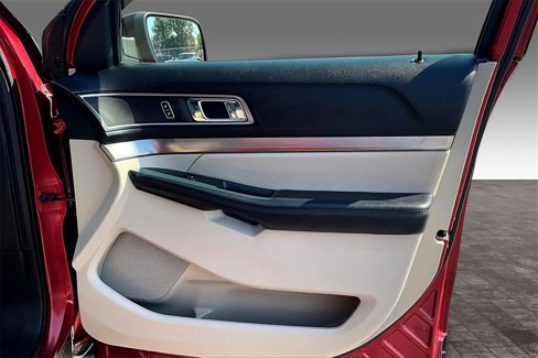 Used 2018 Ford Explorer XLT w/ Equipment Group 202A image 13