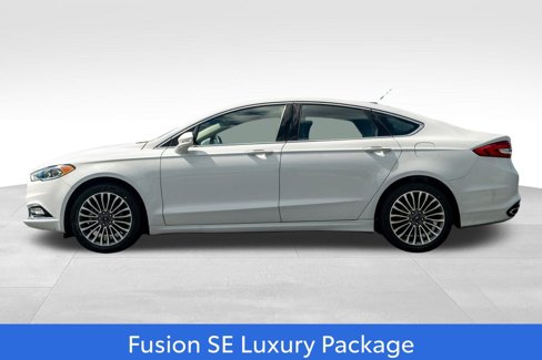 Used 2017 Ford Fusion SE w/ Fusion SE Technology Package image 4