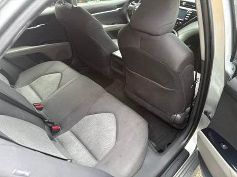 Used 2018 Toyota Camry LE image 11