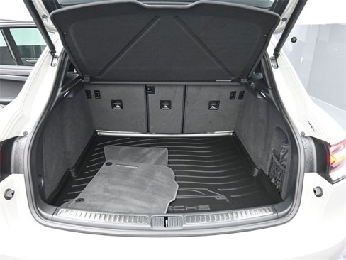 Certified 2022 Porsche Macan image 24