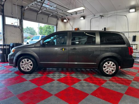 Used 2019 Dodge Grand Caravan SE image 4