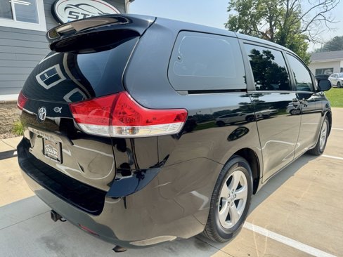 Used 2014 Toyota Sienna L image 7