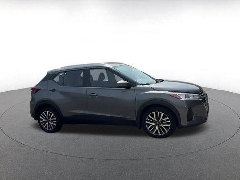 Used 2024 Nissan Kicks SV image 2