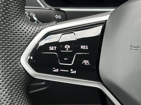 Used 2022 Volkswagen Tiguan SE R-Line image 31