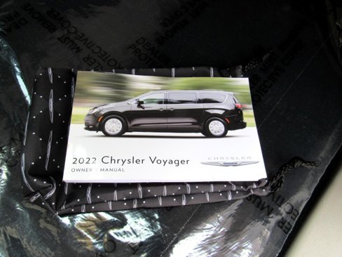 Used 2022 Chrysler Voyager LX image 30