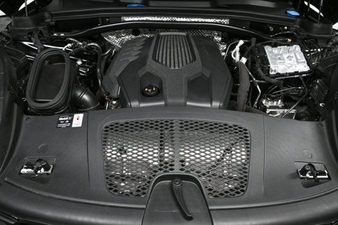 Certified 2025 Porsche Macan image 36