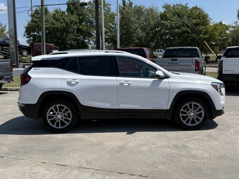 Used 2024 GMC Terrain SLT image 3
