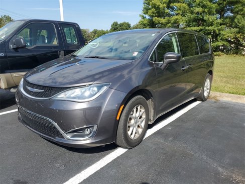 Used 2020 Chrysler Pacifica Touring image 3